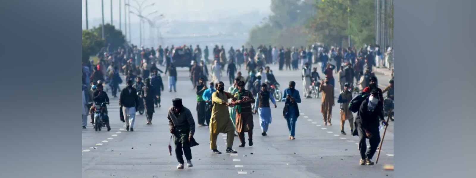 පාකිස්ථානයේ, විරෝධතාවලින් මියගිය ගණන ඉහළට